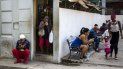 Gente navega en internet en sus teléfonos móviles junto a una plaza en La Habana, Cuba.