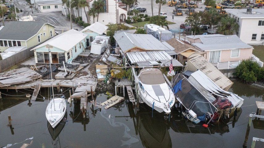 Esta imagen aérea tomada con dron muestra casas dañadas y un vehículo caído al agua tras la marejada ciclónica provocada por el huracán Helene, el sábado 28 de septiembre de 2024 en Madeira Beach, Florida. 