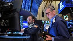 Agentes de la Bolsa de Nueva York trabajan en el piso de remate. Agentes de la Bolsa de Nueva York trabajan en el piso de remate.