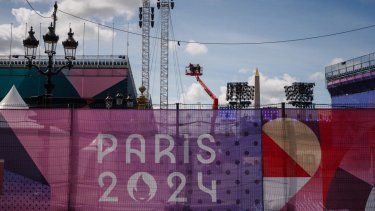 Los trabajadores de la construcción trabajan en el recinto paralímpico de la Plaza de la Concordia en París, el 21 de agosto de 2024, antes de los Juegos Paralímpicos de París 2024.