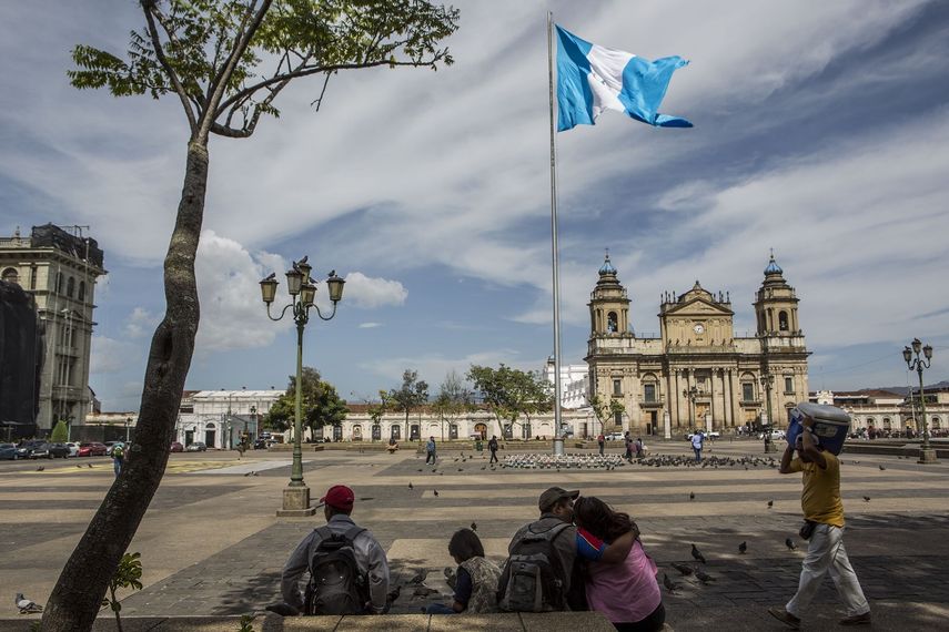 Foto del 26 de julio de 2019 de un grupo de personas en un parque en el centro de la Ciudad de Guatemala.