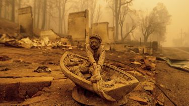 Un adorno frente a un casa destruida por el incendio Dixie en Greenville, condado Plumas, California, el viernes 6 de agosto de 2021.&nbsp;