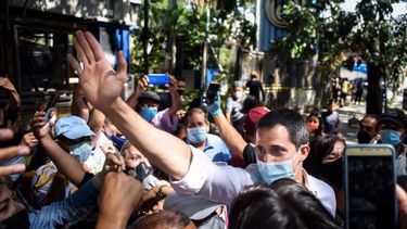 El presidente encargado de Venezuela, Juan Guaidó, recorre los centros de información sobre la Consulta Popular, en Caracas.