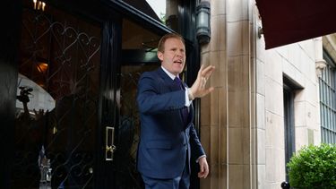 Andrew Giuliani, hijo del exalcalde de Rudy Giuliani, consideró el allanamiento extremadamente perturbador, asqueroso, absolutamente absurdo, y acusó al Departamento de Justicia de haber actuado por razones políticas