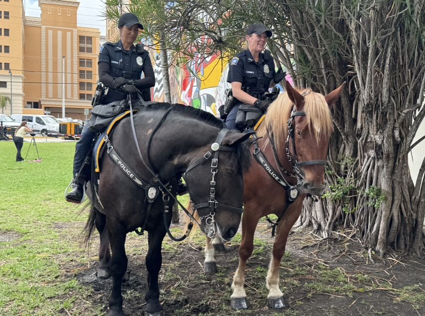 Agentes de la policía llaman la atención al patrullar el área montadas a caballo durante el evento.