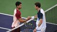 El británico Jack Draper (der.) estrecha la mano del español Carlos Alcaraz tras ganar su partido de semifinales individual masculino en el BNP Paribas Open en el Indian Wells Tennis Garden en Indian Wells, California, el 15 de marzo de 2025.&nbsp;