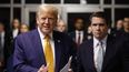 El expresidente Donald Trump habla con periodistas afuera de la sala del tribunal.