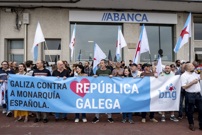 Los manifestantes ondean banderas nacionalistas gallegas y sostienen una pancarta que dice Galicia contra la monarquía española, república gallega mientras se reúnen para protestar contra la visita del ex rey de España para asistir a la regata del trofeo InterRias de la Copa de España 6M, en la ciudad gallega de Sanxenxo, noroeste de España, el 21 de mayo de 2022. El ex rey de España regresó al país el 19 de mayo de 2022 para su primera visita desde que se fue hace casi dos años tras una serie de escándalos financieros. &nbsp;