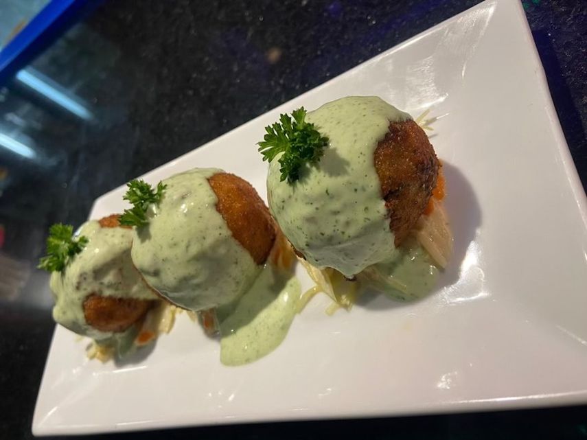 Las papas rellenas de picadillo o ropa vieja son algunos de los aperitivos más solicitados.