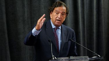 El exdiplomático estadounidense Bill Richardson habla con los reporteros durante una conferencia de prensa en Nueva York, el martes 16 de noviembre de 2021. 
