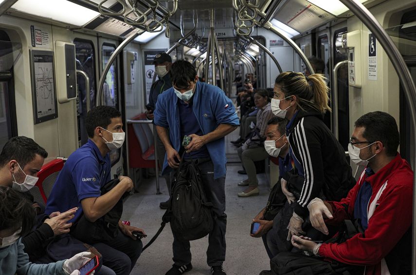 Varias personas&nbsp;usan mascarillas como precauci&oacute;n contra la propagaci&oacute;n del nuevo coronavirus en el metro de Santiago de Chile, el mi&eacute;rcoles 18 de marzo de 2020.