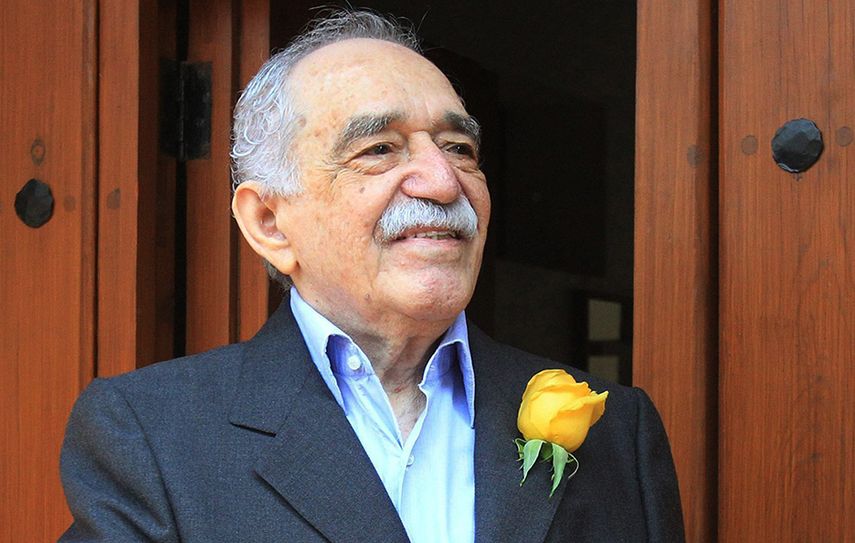 El célebre escritor colombiano saluda a sus admiradores en Ciudad México. (EFE)