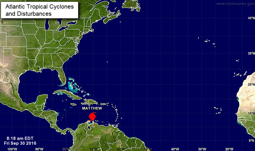 El huracán de categoría 2&nbsp;Matthew&nbsp;continúa su avance por el Caribe Central con poderosos vientos máximos sostenidos de 105 millas por hora (165 km/h) y podría convertirse en un ciclón mayor de categoría 3 la tarde noche de este viernes.