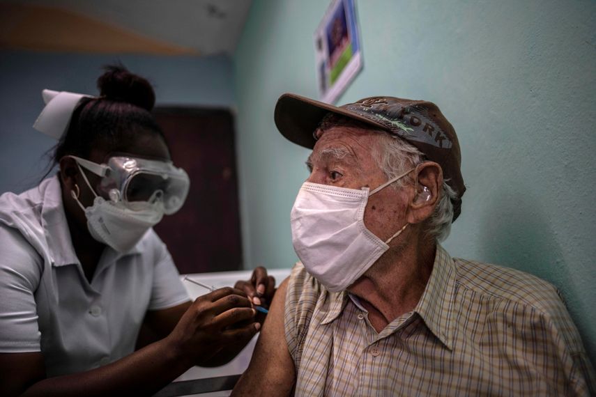 Un hombre recibe una inyección de la vacuna cubana Abdala contra el COVID-19 en un consultorio médico en Alamar, en las afueras de La Habana.