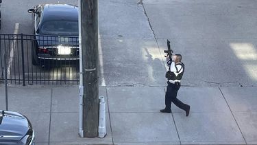 Un policía acude a la escena de un tiroteo en un banco el 10 de abril de 2023, en Louisville, Kentucky.&nbsp;
