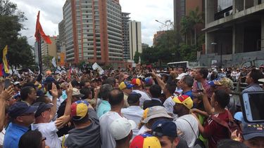 Opositores al régimen de Nicolas Máduro marchan en una avenida de Caracas, Venezuela.