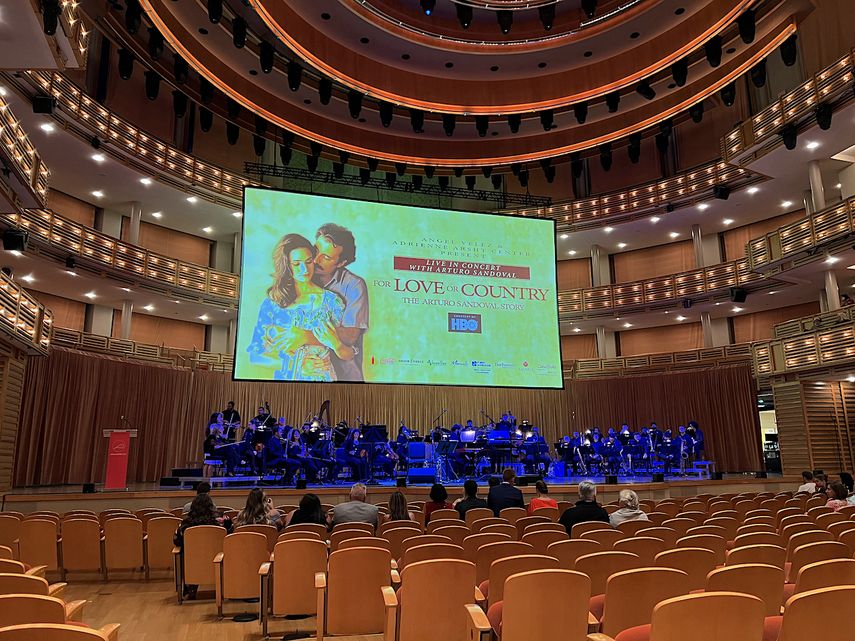 Momentos previos al inicio del concierto “Por amor o patria: La historia de Arturo Sandoval”, el 1 de octubre en el Adrienne Arsht Center de Miami.&nbsp;