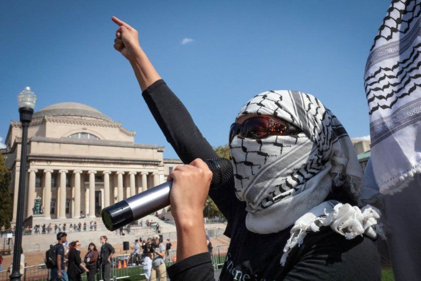 Manifestantes propalestinos marchan por el campus de la Universidad de Columbia para conmemorar el primer año de la guerra entre Hamás e Israel en la ciudad de Nueva York el 7 de octubre de 2024.&nbsp;