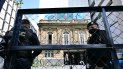 Policías son vistos afuera del Hotel Sofitel, donde se lleva a cabo la segunda ronda de reuniones de representantes del régimen y la oposición venezolana, en la Ciudad de México, el 6 de septiembre de 2021. Policías son vistos afuera del Hotel Sofitel, donde se lleva a cabo la segunda ronda de reuniones de representantes del régimen y la oposición venezolana, en la Ciudad de México, el 6 de septiembre de 2021.