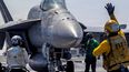 Un avión caza estadounidense F/18 Súper Hornet en el portaaviones Abraham Lincoln.