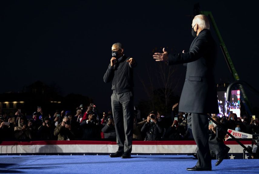El expresidente Barack Obama presenta al candidato presidencial demócrata y exvicepresidente Joe Biden, durante un evento de movilización en el Belle Isle Casino en Detroit, Michigan, el 31 de octubre de 2020.&nbsp;