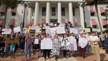 Manifestantes protestan ante el Congreso de&nbsp;Florida&nbsp;en Tallahassee,&nbsp;Florida, este 21 de enero de 2018, luego de que la Cámara baja del Legislativo desoyera las peticiones en favor de restringir la venta de armas de fuego tras la matanza en la escuela secundaria de Parkland.&nbsp;