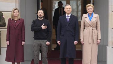 El presidente de Polonia, Andrzej Duda (segundo por la derecha), y su esposa, Agata Kornhauser-Duda, reciben al presidente de Ucrania, Volodymyr Zelenskyy, y a su esposa, Olena (izquierda), en el Palacio Presidencial, en Varsovia, Polonia, el 5 de abril de 2023.&nbsp;