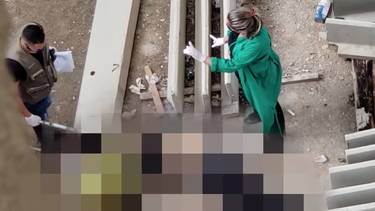 El cuerpo del joven sin vida quedó tirado en los bajos del edificio.