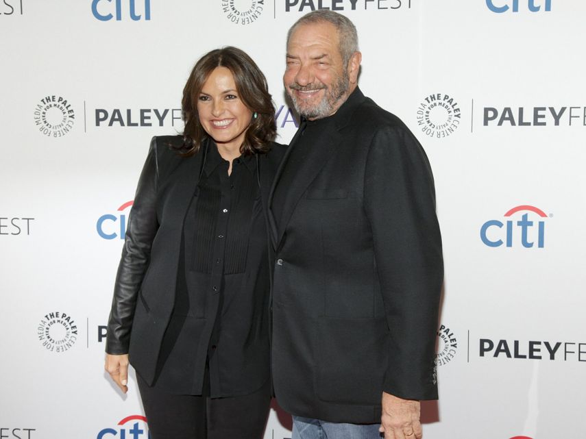 Esta fotografía de archivo del 13 de octubre de 2014 muestra a Mariska Hargitay, izquierda, y Dick Wolf, en el panel de discusión del PaleyFest New York Law & Order: SVU en Nueva York.&nbsp;
