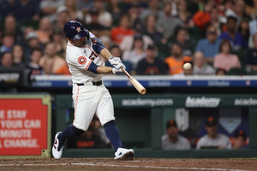 José Altuve #27 de los Astros de Houston conecta un jonrón solitario en la cuarta entrada contra los Gigantes de San Francisco en el Daikin Park el 1 de abril de 2025 en Houston