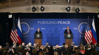 El presidente de Estados Unidos, Donald Trump, y el presidente de Rusia, Vladimir Putin, ofrecen una conferencia de prensa conjunta tras participar en una cumbre sobre Ucrania en la Base Conjunta Elmendorf-Richardson en Anchorage, Alaska, el 15 de agosto de 2025.