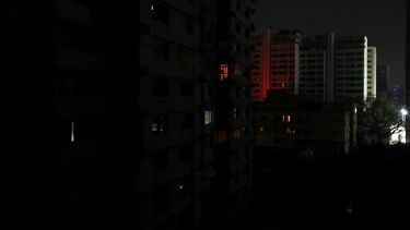 Vista general de la ciudad de Caracas sin luz este jueves 7 de marzo, durante un apagón eléctrico que afectó a gran parte de Venezuela.