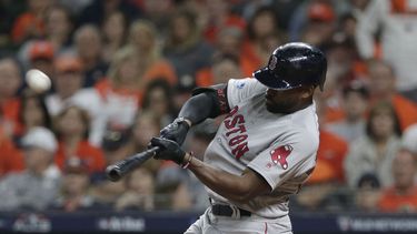 El jardinero de los patiroojos, Jakcie Bradley Jr. (centro) suma siete impulsadas en la serie de campeonato contra los Astros de Houston.