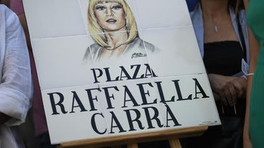 Una placa con la imagen de Raffaella Carrà se exhibe durante la inauguración de una plaza dedicada a la difunta artista italiana en Madrid, el miércoles 6 de julio de 2022.&nbsp;