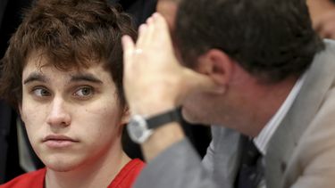 Nikolas Cruz, el asesino confeso de la masacre en Parkland, escucha a uno de sus abogados durante una audiencia.