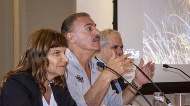 Ron Maguill (centro), junto a los productores de Mundo Salvaje.