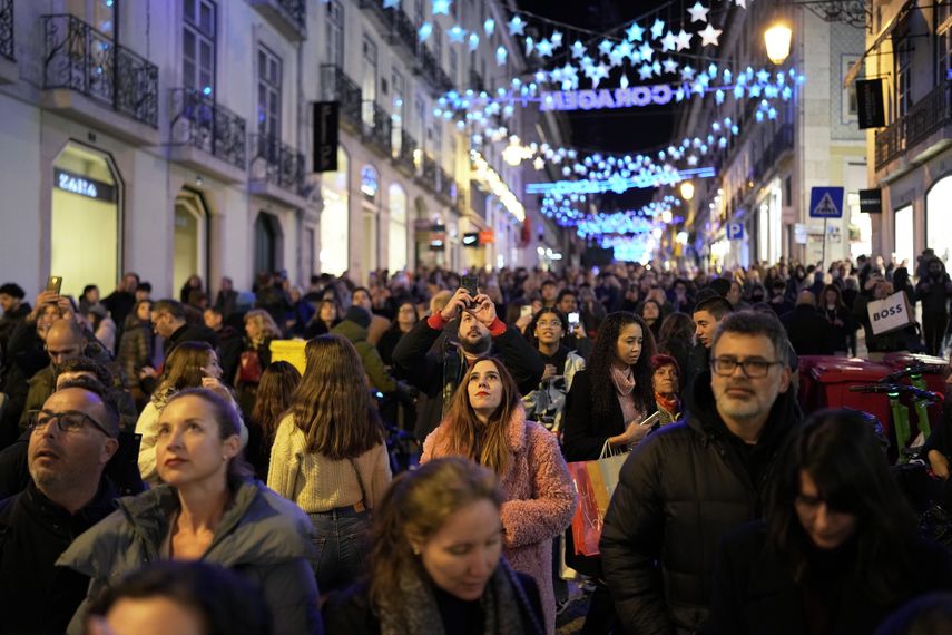 Varias personas contemplan las luces de Navidad en el barrio de Chiado, en el centro de Lisboa, Portugal, el sábado 23 de diciembre de 2023.&nbsp;