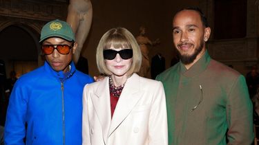 Pharrell Williams, Anna Wintour y Lewis Hamilton asisten a la conferencia de prensa de la Exposición Primavera 2025 del Costume Institute en el Museo Metropolitano de Arte el 9 de octubre de 2024 en la ciudad de Nueva York. &nbsp;