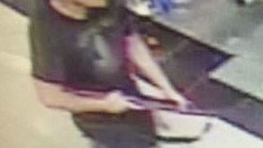 Hombre armado pasea por el centro comercial y abre fuego contra los ciudadanos.