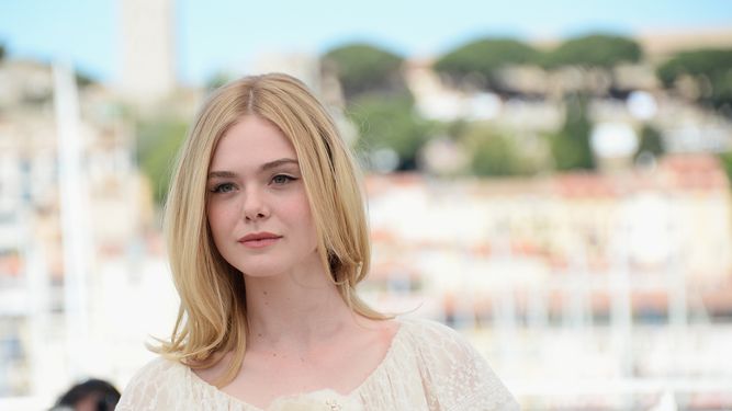 A sus 21 años, la organización presenta a Elle Fanning como una actriz mundialmente conocida, gracias a su trabajo con Iñárritu en Babel.