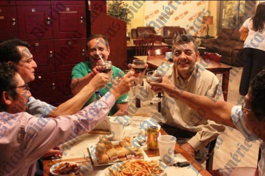 De frente, el excongresista David Rivera con Al Gutman. A la izquierda los diputados Daniel Ortega Reyes (FSLN, de lentes y camisa manga larga), expresidente del Parlamento Centroamericano (Parlacen); y Carlos Remberto Gonz&aacute;lez, diputado del Parlacen y aliado del izquierdista Frente Farabundo Mart&iacute; (FMLN), reunidos a inicios de septiembre del 2012, en la ciudad de Miami, se presume el encuentro&nbsp;fue en Cuban Crafters, uno de sus accionistas era Gutman. Kike Berger, un industrial del tabaco que habr&iacute;a ayudado a Rivera. Ambos ya fallecieron, Gutman en febrero de 2019 y Berger en 2014. El &uacute;ltimo habr&iacute;a sido la persona que compr&oacute; los pasajes Alliegro y la ayud&oacute; en Nicaragua, de acuerdo con declaraciones de Alliegro.