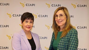 (De izq. a dcha.) Isabel Álvarez y Núria Vilanova, del CEAPI, en la presentación del estudio España, el trampolín de las empresas latinoamericanas en el mundo