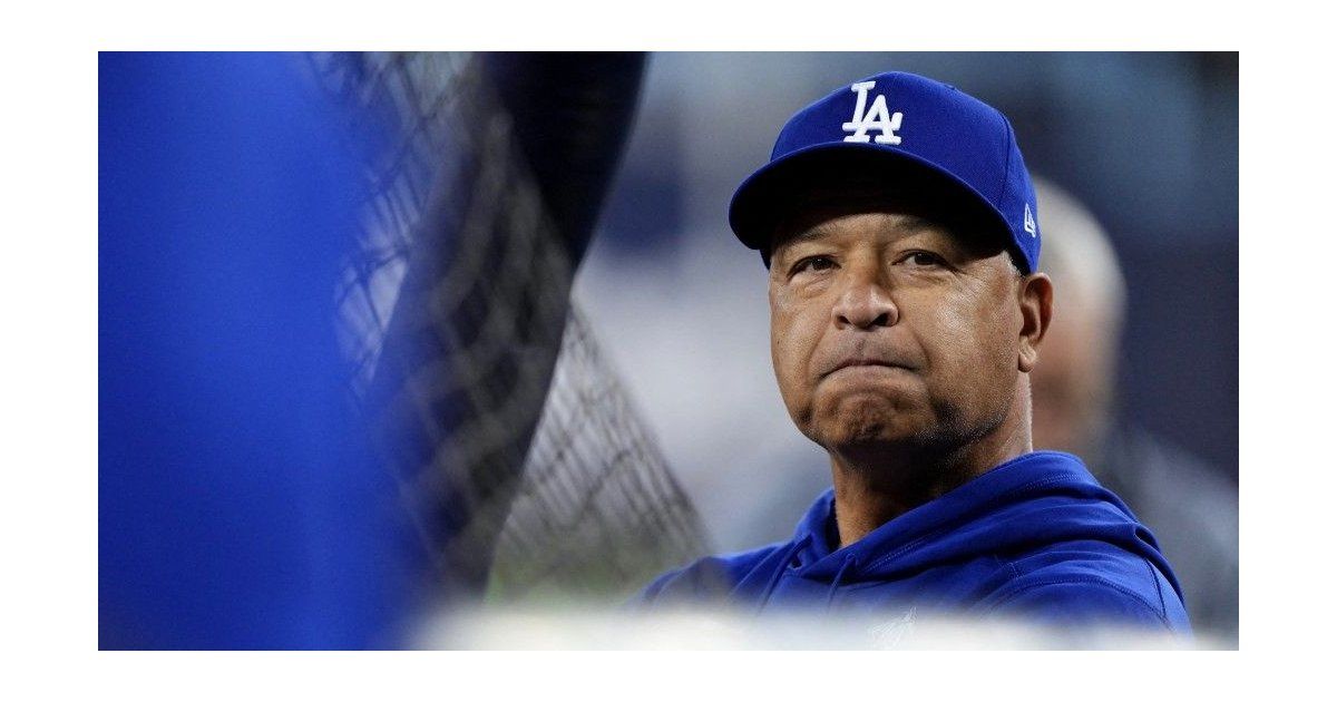 Dave Roberts llega tarde al entrenamiento de los Dodgers por retraso de vuelo antes del Juego 3 de la Serie Mundial