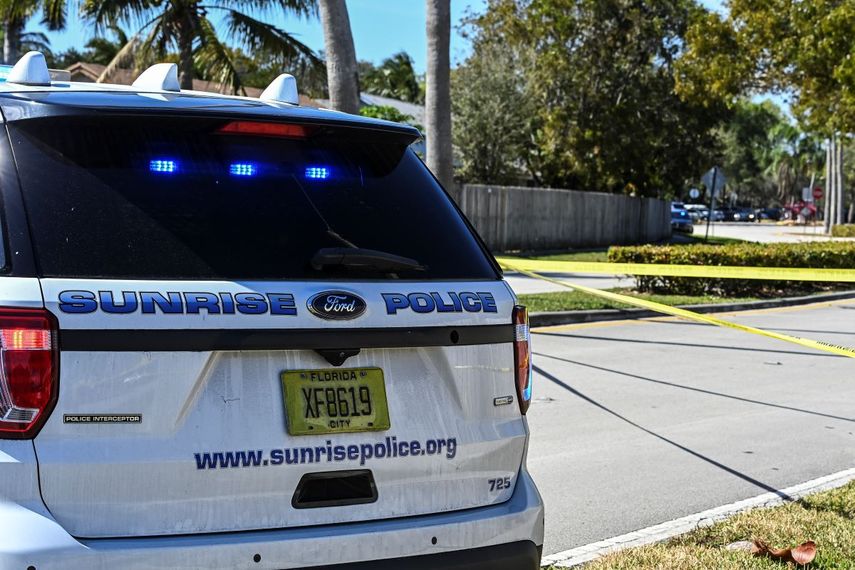La policía de Sunrise bloquea la calle donde murieron dos agentes del FBI y otros tres resultaron heridos en un tiroteo el 2 de febrero de 2021, mientras las autoridades ejecutaban una orden judicial en Sunrise, Florida. 