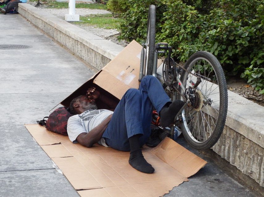 Los indigentes crónicos se pueden sacar de las calles si se les ofrece una opción real de vivienda estable, no sólo un refugio temporal.