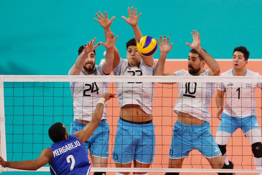 De izquierda a derecha, Germán Johansen, Joaquín Gallego y Nicolás Bruno, de Argentina, bloquean un remate del cubao Osniel Melgrejo durante la final de voleibol de los Juegos Panamericanos, el domingo 4 de agosto de 2019, en Lima