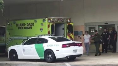 Imagen tomada de un video proporcionado por la Coalici&oacute;n Inmigrante de Florida de agentes de la Patrulla Fronteriza escoltando a una mujer a una patrulla el domingo 13 de octubre de 2019 en el hospital Aventura en Aventura, Florida.
