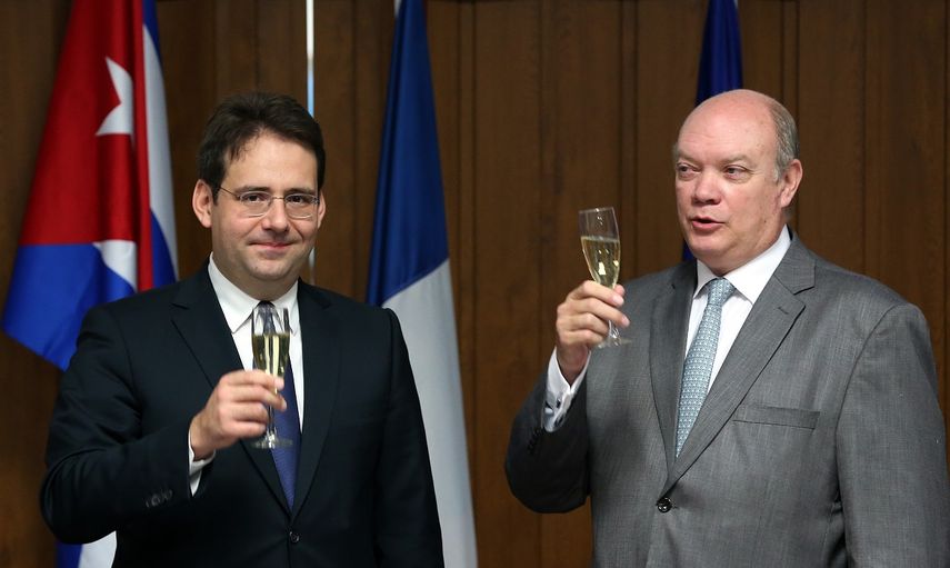 El secretario de Comercio y Turismo de&nbsp;Francia, Matthias Felk (i), y el ministro de Comercio Exterior de&nbsp;Cuba, Rodrigo Malmierca (d), brindan tras firmar el acuerdo de creación del Comité de Orientación Estratégica&nbsp;