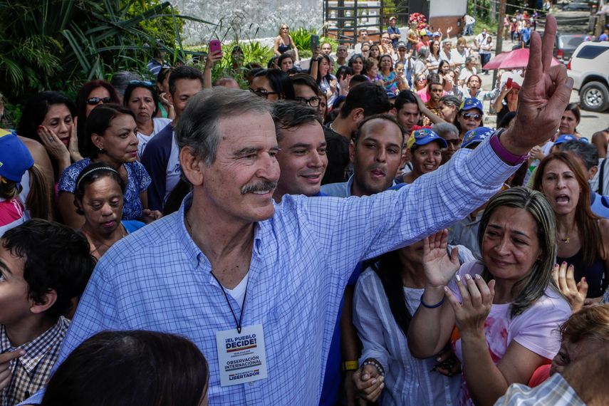 El expresidente mexicano Vicente Fox visita un centro de consulta popular en el barrio Petare de Caracas.&nbsp;