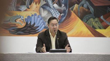 Luis Arce, presidente de Bolivia, comparece ante los medios.